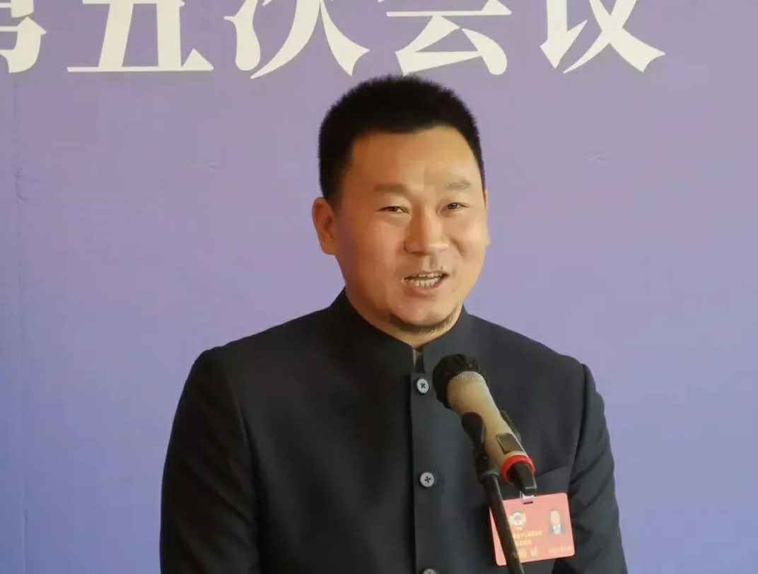 202204221343.jpg 为进一步展示市政协团结、民主、开放、自信的形象,向市民和网友展示政协委员的履职风采,中山市政协十二届五次会议在2月4日上午开幕前开设“委员通道”,市政协委员、九游网页版登录入口-九游(中国)公司总经理陈朝阳走进“委员通道”,回应社会关切的问题。他就如何做好城市应急管理规划的问题进行发言,并回答记者提问。.jpg